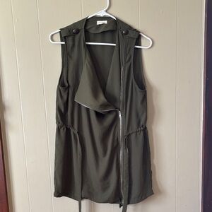 Tea n Cup Olive Green Top. Size medium zipper front. Draw string. Sleeveless